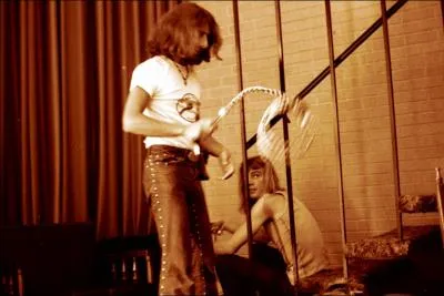 Qui joue des claviers sur l'album  Relayer  de Yes, en 1974 ?