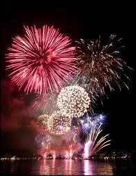 Quelle ville brille de tous ses feux, par son Festival d'Art pyrotechnique organis chaque t depuis 1967 ?