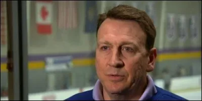 Lequel d'entre eux a joué 290 matchs dans la Ligue Nationale de hockey avec trois équipes, "Les Flames de Calgary", "Les Blues de Saint-Louis" et "Les Whalers de Hartford" ?