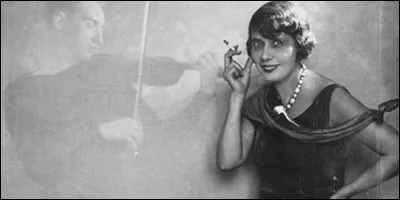 Cette jeune chanteuse est plus connue sous le nom de Mistinguett. Qui est-ce ?