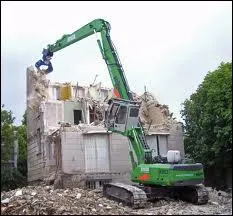 Dans quel pays un grutier a-t-il dmoli en vingt minutes par erreur une maison d'habitation , les propritaires tant absent heureusement ?