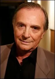 Dans quel groupe accompagnant un chanteur, a dbut le comdien Grard Rinaldi dcd hier  69 ans ?