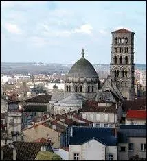 Quelle ville du Poitou-Charentes a fait appel  une socit de fauconnerie pour faire face  l'invasion d'tourneaux ?