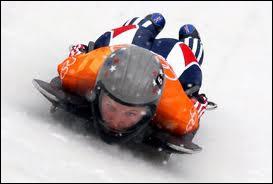 Quel sport d'hiver voit son coureur se lancer sur son engin  plat ventre, tte premire pour dvaler une piste glace ?
