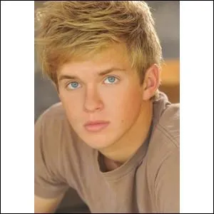 Quel est le deuxime groupe qui participe au concours  Rising Stars  ?