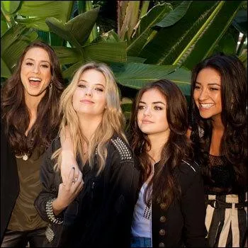 Je suis tudiante au lyce de Rosewood et je recois de mystrieux messages signs  A, je suis ...