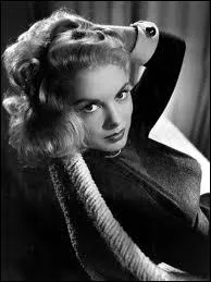 Actrice am�ricaine connue pour la sc�ne culte de la douche dans 'Psychose' d'Alfred Hitchcock. Elle a jou� dans 'La Soif du Mal', 'L'App�t'. M�re des actrices Jamie Lee & Kelly Curtis.