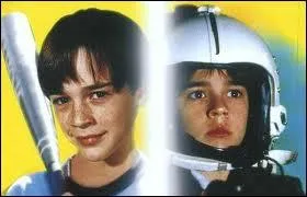 Comment s'appelle ce robot enfant qui s'chappe du centre scientifique pour trouver une famille d'adoption dans un film de 1985 ?