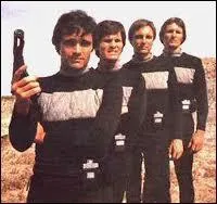 Ils sont poursuivis par la police spciale, charge de traquer les fugitifs, en particulier par l'ancien ami du hros qui se nomme ?