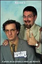 A qui le personnage de gauche demande-t-il toujours un caf ?