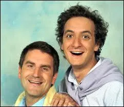 O le personnage de gauche part-il en vacances ?