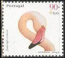 Quel est cet oiseau visible sur ce timbre du Portugal qui, rpandu en Europe, en Amrique et aux tats-Unis, devrait sa couleur  sa consommation de crevettes ?