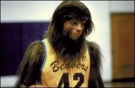 Qui a interprt un loup-garou basketteur dans  Teen Wolf  en 1985 ?
