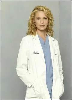 De quelle couleur tait la robe d'Izzie quand elle trouva Denny mort ?