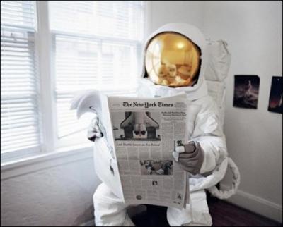 Neil Armstrong a vraiment eu du mal  se sparer de sa combinaison, voil comment se passe son retour sur Terre. Tout commence avec une petite lecture du journal aux... ( cliquez sur les images)