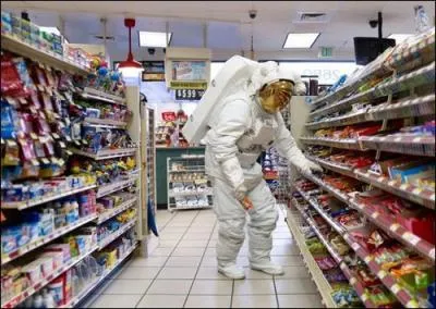 Avant de rentrer, il dcide d'aller faire quelques courses au ...