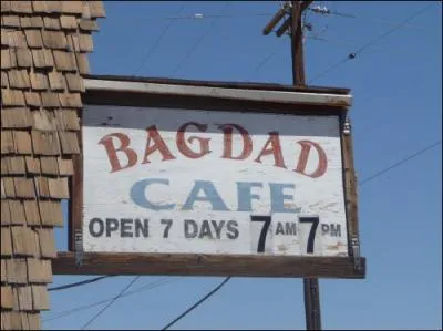 Le film  Bagdad Caf , Csar du meilleur film tranger et Oscar de la meilleure chanson originale, est d au ralisateur Percy Adlon. C'est un film :