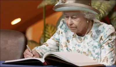 La reine Elisabeth II d'Angleterre est trs satisfaite du service de l'htel dans lequel, elle a sjourn, il est normal qu'elle signe ...