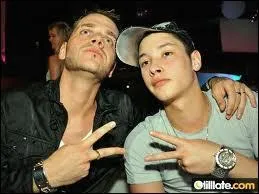 Comment s'appelle l'individu qui chante avec Keen'v lors de ses shows ?