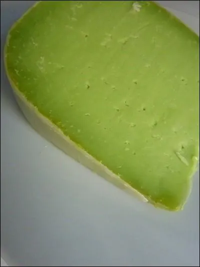 Quel est le nom de ce drle de fromage  la couleur verte ?