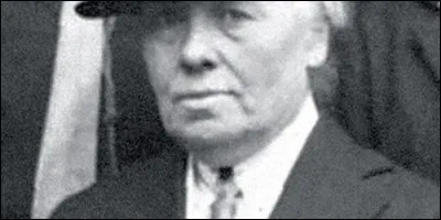 Comment s'appelle la fondatrice des Guides de France ?