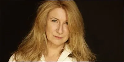 Comment s'appelle la comédienne française spécialisée dans le doublage, notamment celle de l'actrice Kelly Rutherford ?