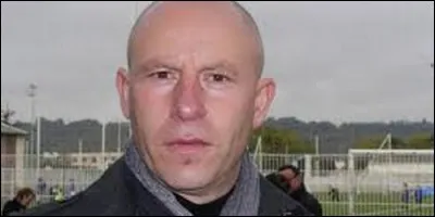 Il a été nommé arbitre de la fédération en 1993 et a débuté dans la Ligue de Normandie de football. Comment s'appelle-t-il ?