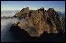 Monts, Pics et Volcans du Monde. Le mont Kinabalu ( 4093 m) se trouve sur l'le de Borno. A quel pays appartiennent ce mont et cette le ?
