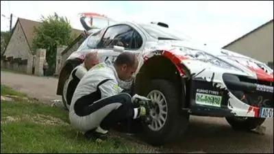 En 2008, il met un terme  sa carrire de pilote suite  un accident de ...