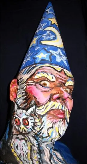 C'est un oiseau de proie, peint sur un visage !