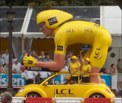 Quel cycliste espagnol a �t� suspendu 2 ans par le Tribunal arbitral du sport pour un contr�le antidopage positif pendant le Tour de France 2010 ?