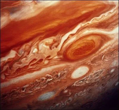 Qu'est-ce que la grande tche rouge (aussi grande que trois fois la Terre) sur la plante Jupiter ?