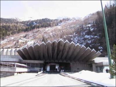 La commune est frontalière de la Suisse et de l'Italie. Pour relier la France à cette dernière un tunnel routier a été construit. En quelle année a-t-il été mis en service ?
