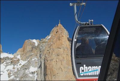 Un téléphérique, l'un des plus hauts du monde, relie la ville à un des sommets du massif du Mont-Blanc qui culmine à 3842m. Lequel ?