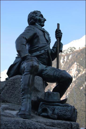 Une des rues de Chamonix porte le nom du docteur Paccard. Ce médecin et botaniste est resté célèbre pour avoir été le 1er à réussir l'ascension du Mont-Blanc. En quelle année ?