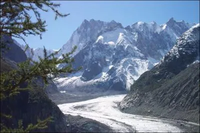 L'un des glaciers proche de la ville est celui de la Mer de Glace, qui s'tale sur environ 7 km, de 1400 mtres  2140 mtres d'altitude. Quelle est son paisseur approximative ?