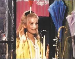 Quelles actrices jouaient dans  Les parapluies de Cherbourg  de Jacques Demy ?