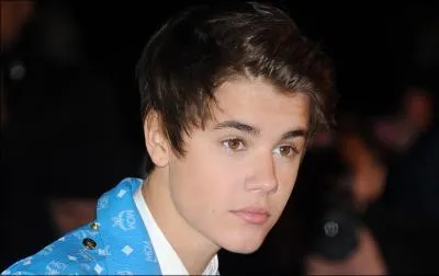 De quelle couleur tait le haut de Justin Bieber au NRJ Music Awards ?