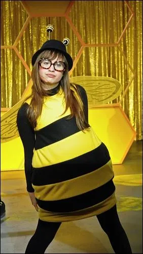 Qui se cache derrire ce costume ridicule ?