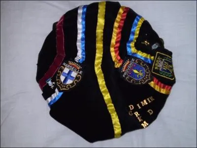 Quel est le nom de ce chapeau, port par les tudiants franais, qui remplace la toque ?