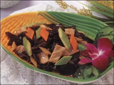 Champignon comestible utilisé cru, en salade, dans les sauces auxquelles il donne une onctuosité particulière. Appelé aussi champignon noir dans la cuisine chinoise.