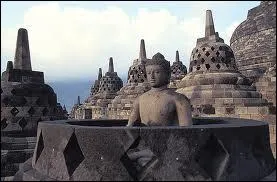 Le gigantesque site de Borobudur, rig sur une colline en 830 puis envahi par la jungle, fut dcouvert :