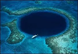 A quel pays appartient  le Trou bleu , gouffre de 300 mtres de diamtre et de 140 mtres de profondeur, entour de rcifs coralliens ?