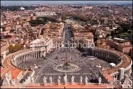 Que peut-on voir dominer la place Saint-Pierre de Rome ?