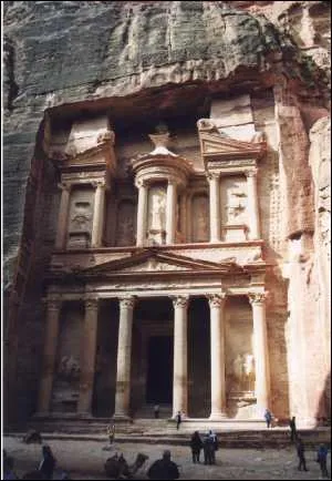 Comment s'appellent ces incroyables tombeaux situs en Jordanie ?