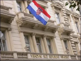 Faade du tribunal de Zagreb. Quel mot correspond le plus  tribunal, parmi les trois propositions suivantes ?