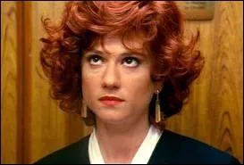 C'est Holly Hunter sous cette perruque rousse dont elle se sert dans ce film afin d'chapper  de dangereux tueurs, en allant rencontrer et prvenir Tom Cruise. Quel est ce film haletant ?