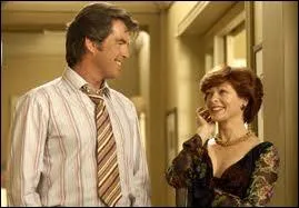Frances Fisher, ici avec Pierce Brosnan, joue un second rle piquant dans cette comdie, celui de la mre de Julianne Moore. Quel est le titre de ce film ?