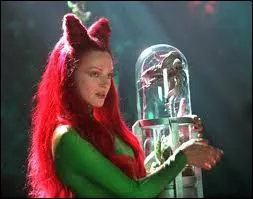 Voici Uma Thurman, si, si, avec une chevelure pour le moins prsente et clatante, car elle est la super-mchante Poison Ivy (Lierre empoisonn). Dans quel film ?