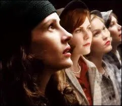 Au premier plan, c'est Julia Roberts (brune ici). Celle qui nous intresse, c'est Kirsten Dunst, au centre de l'image, en rousse, pour ce film o elle joue une pimbche. Quel est le titre de ce film ?